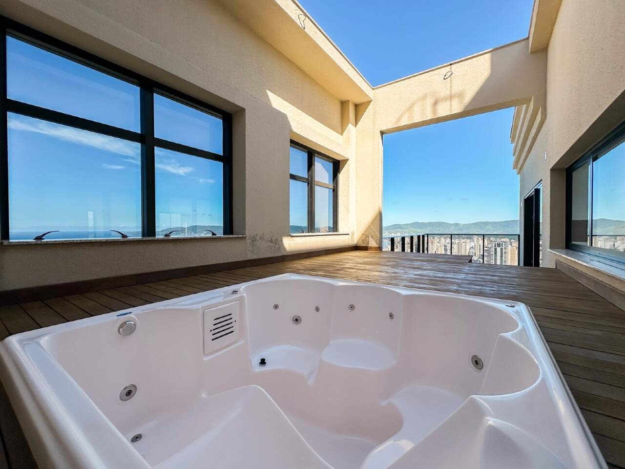 Apartamento Diferenciado à venda no Meia Praia: