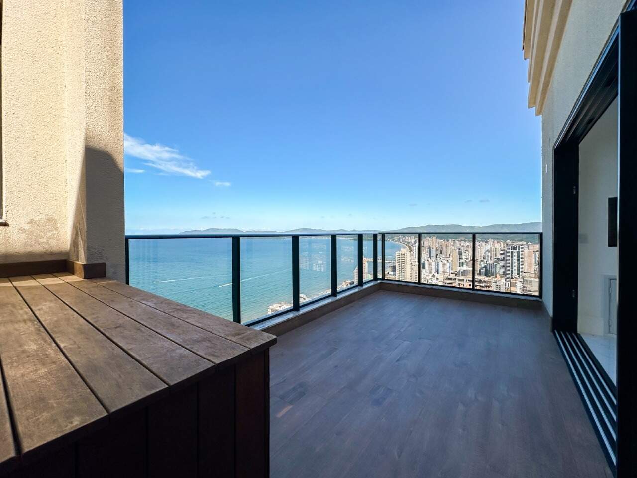 Apartamento Diferenciado à venda no Meia Praia: