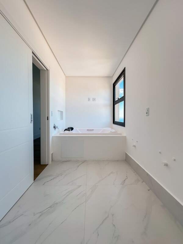 Apartamento Diferenciado à venda no Meia Praia: