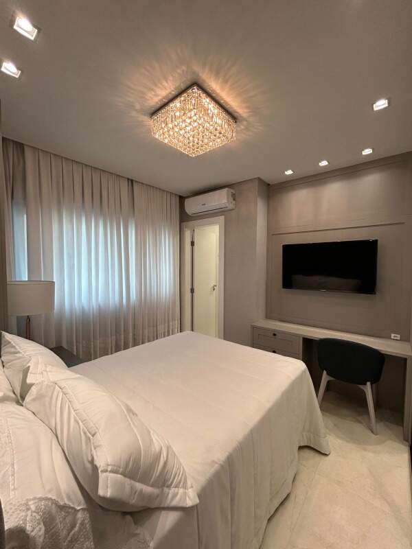 Apartamento à venda no Meia Praia: