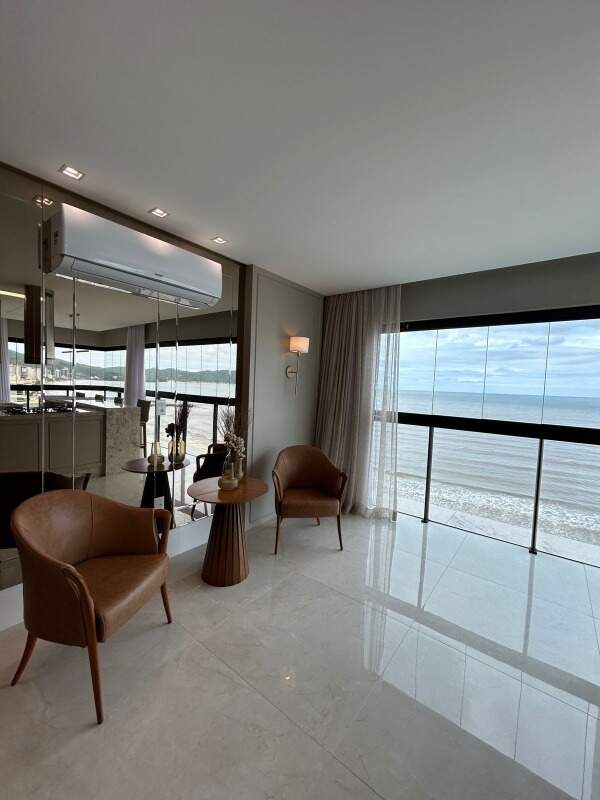 Apartamento à venda no Meia Praia: 