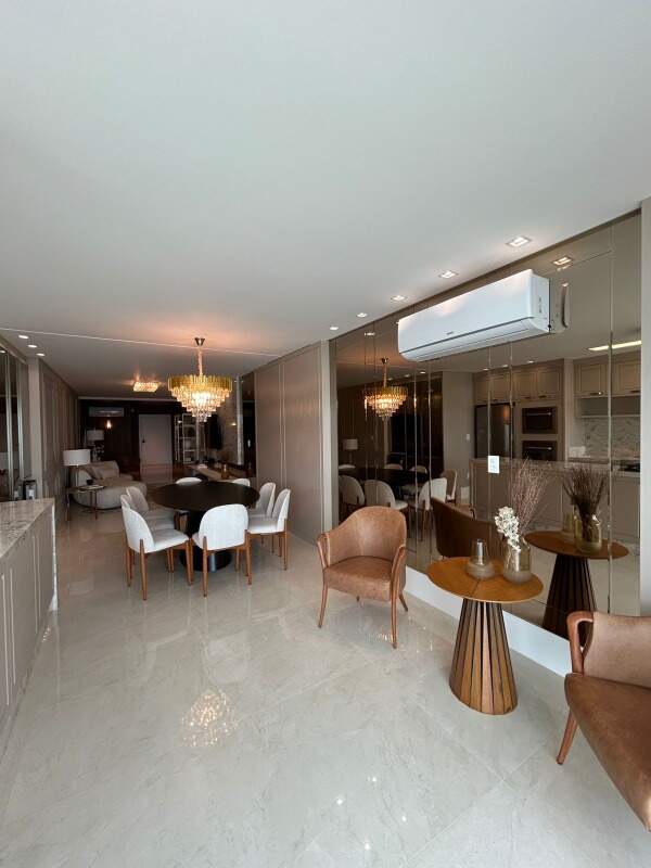 Apartamento à venda no Meia Praia: