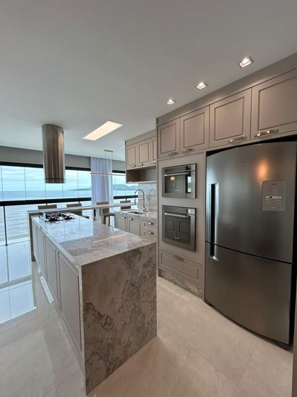 Apartamento à venda no Meia Praia: