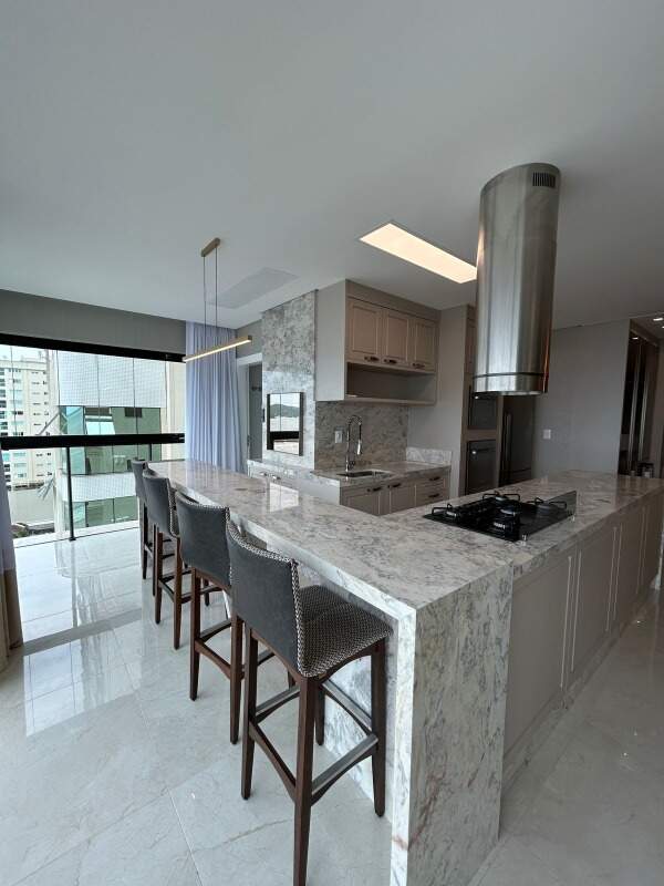 Apartamento à venda no Meia Praia: