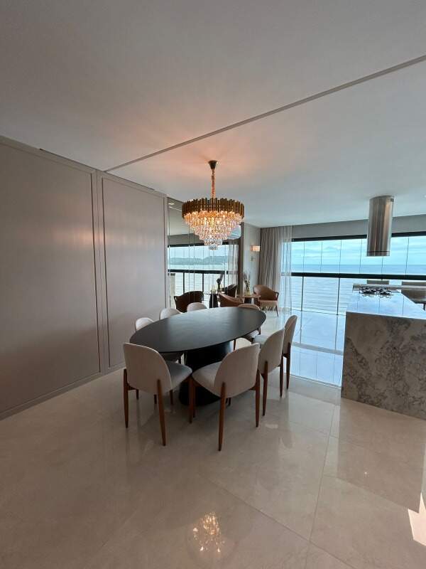 Apartamento à venda no Meia Praia: