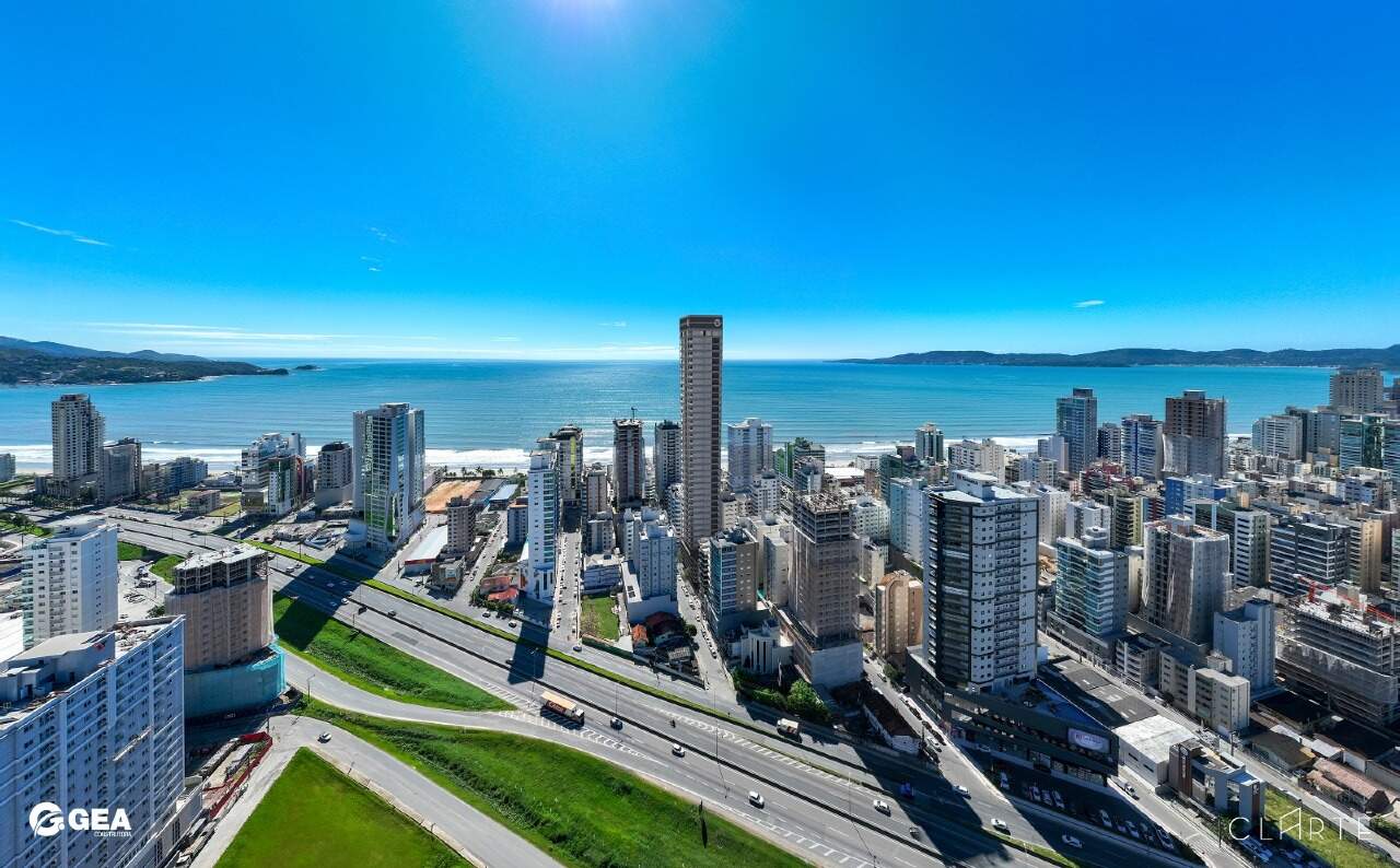 Apartamento à venda no Meia Praia: