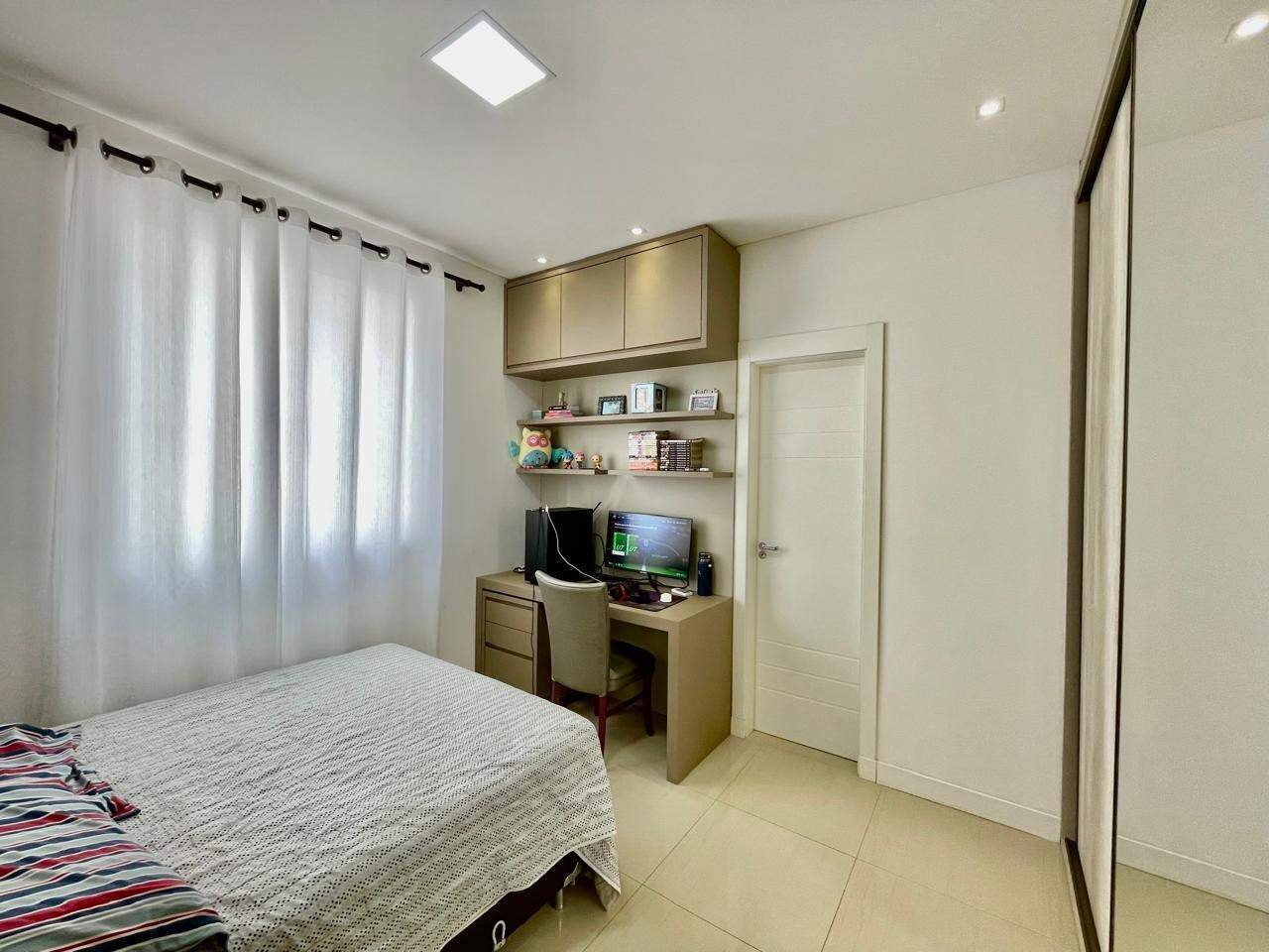 Apartamento à venda no Meia Praia: 