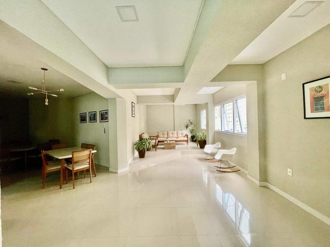 Apartamento à venda no Meia Praia: 