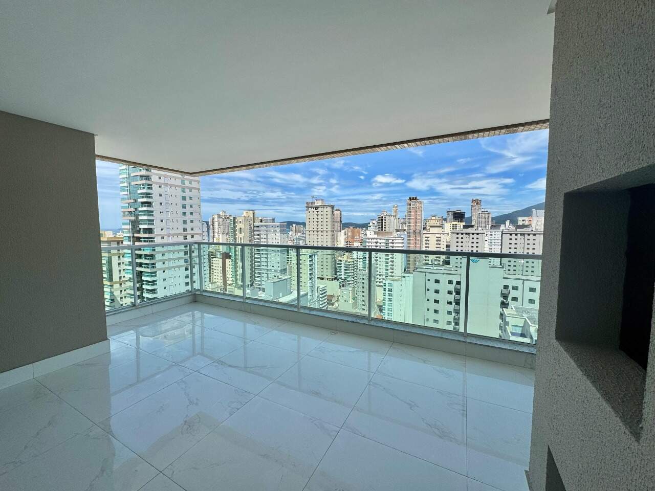 Apartamento à venda no Meia Praia: 