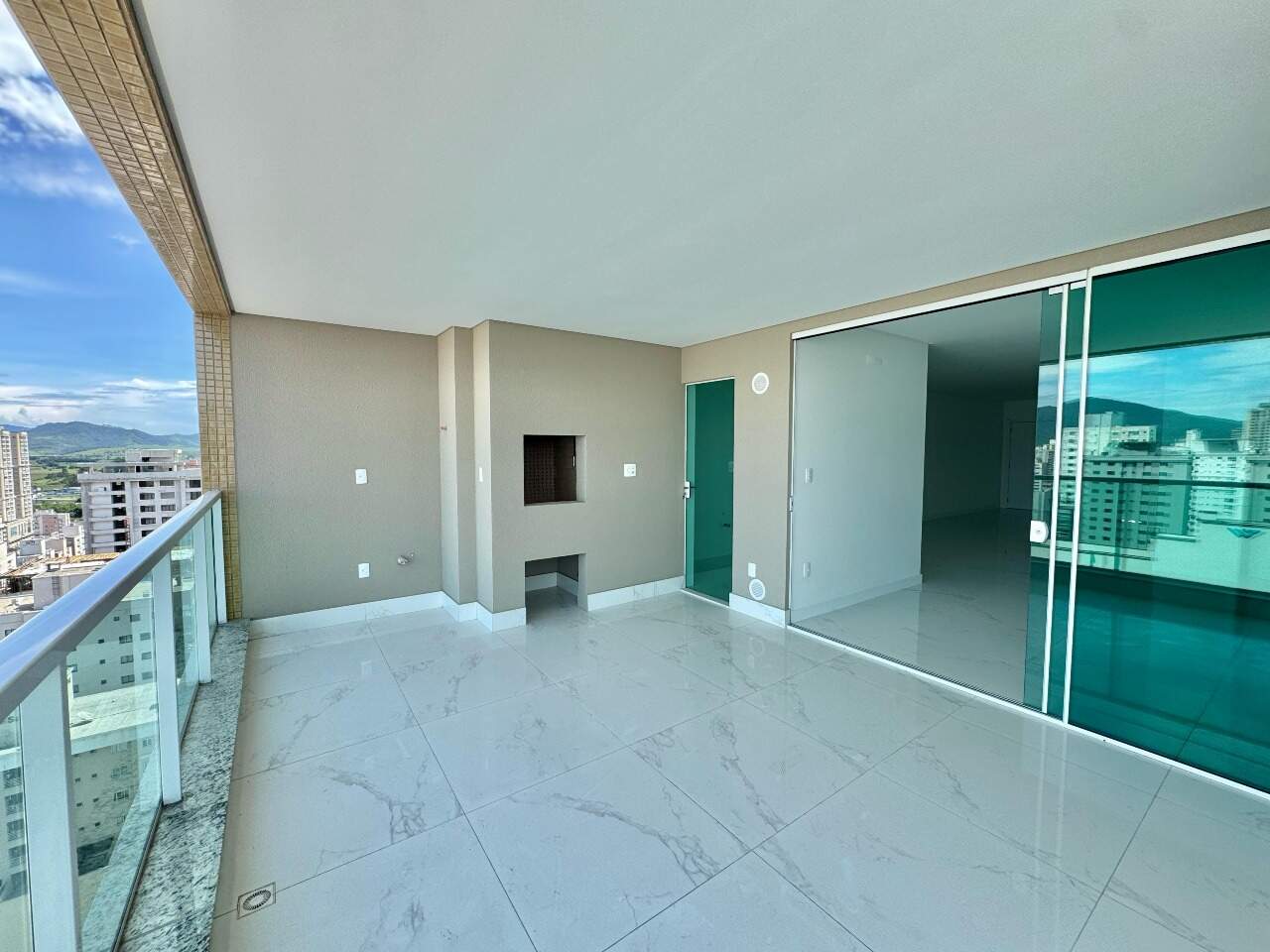 Apartamento à venda no Meia Praia: 