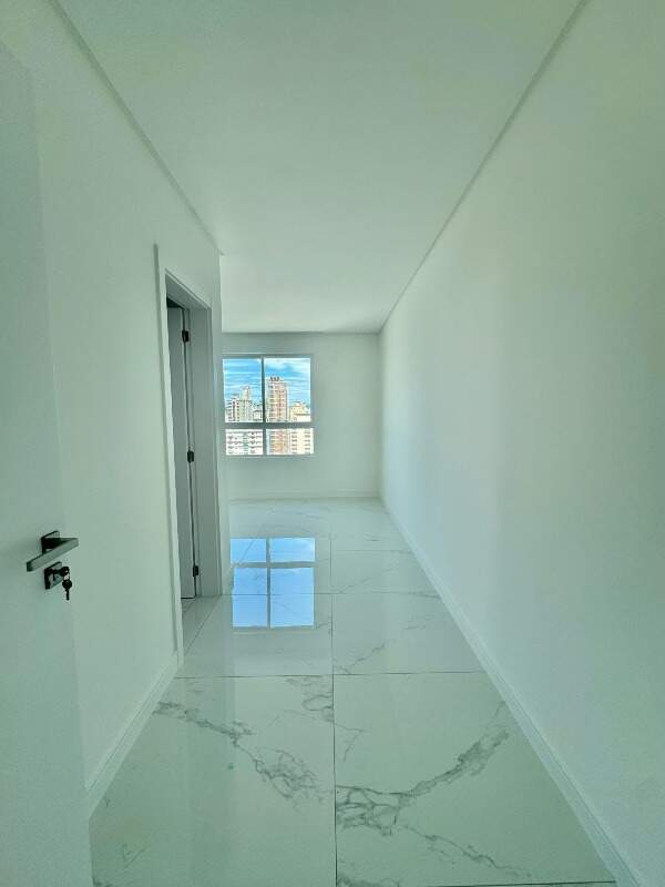 Apartamento à venda no Meia Praia: 