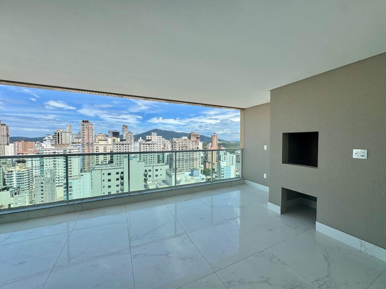 Apartamento à venda no Meia Praia: 