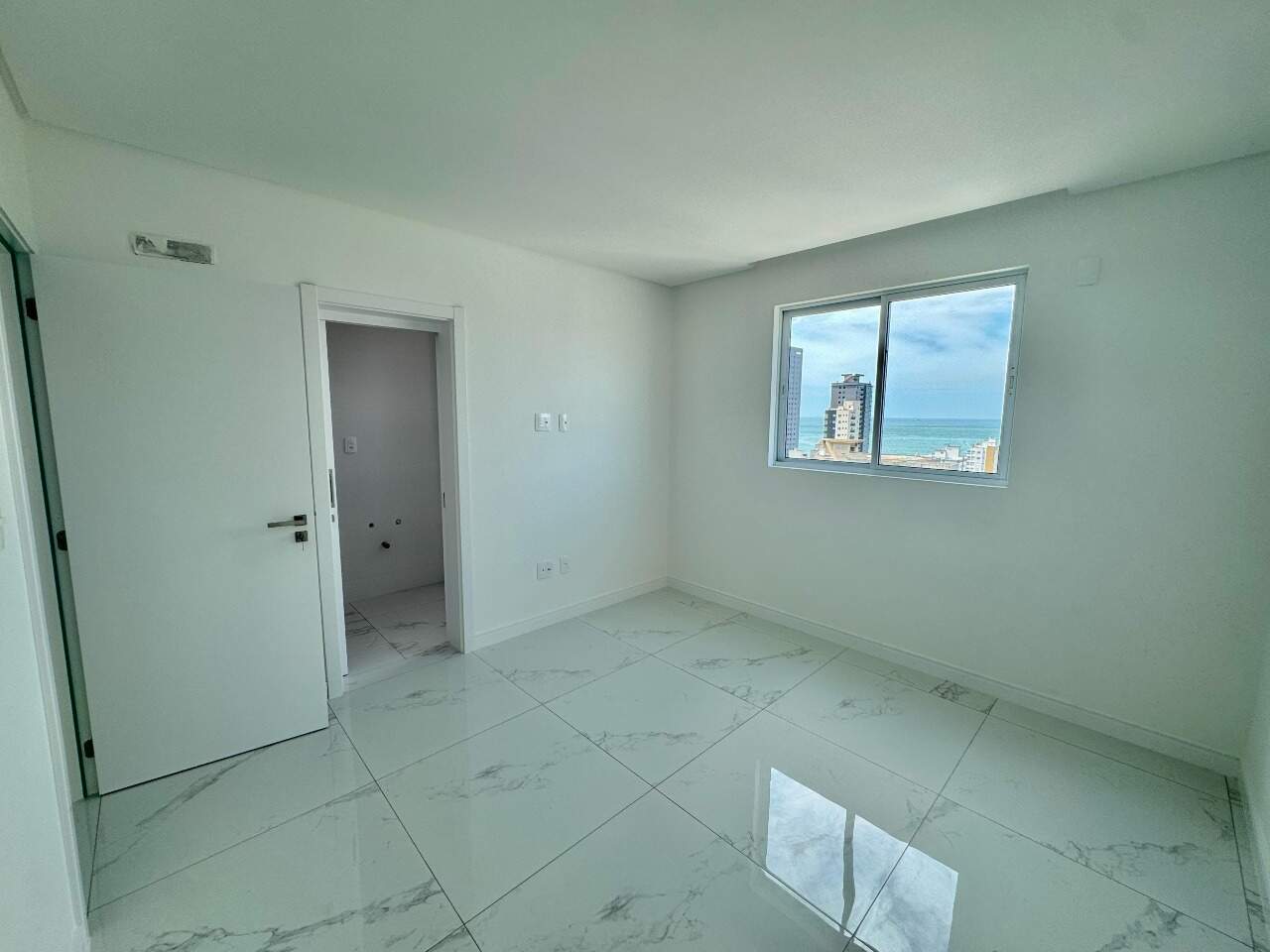 Apartamento à venda no Meia Praia: 