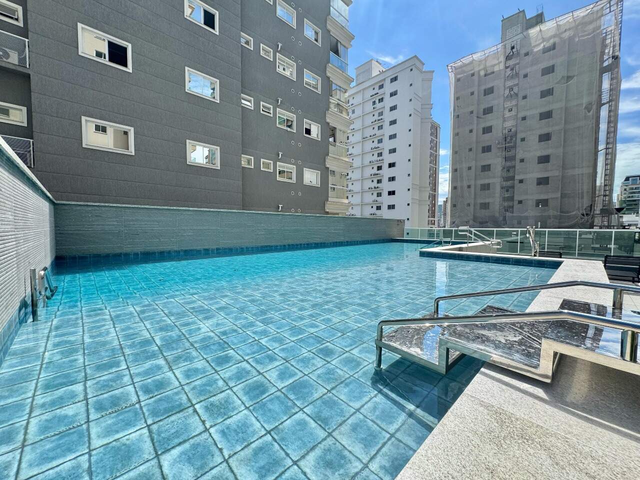 Apartamento à venda no Meia Praia: 