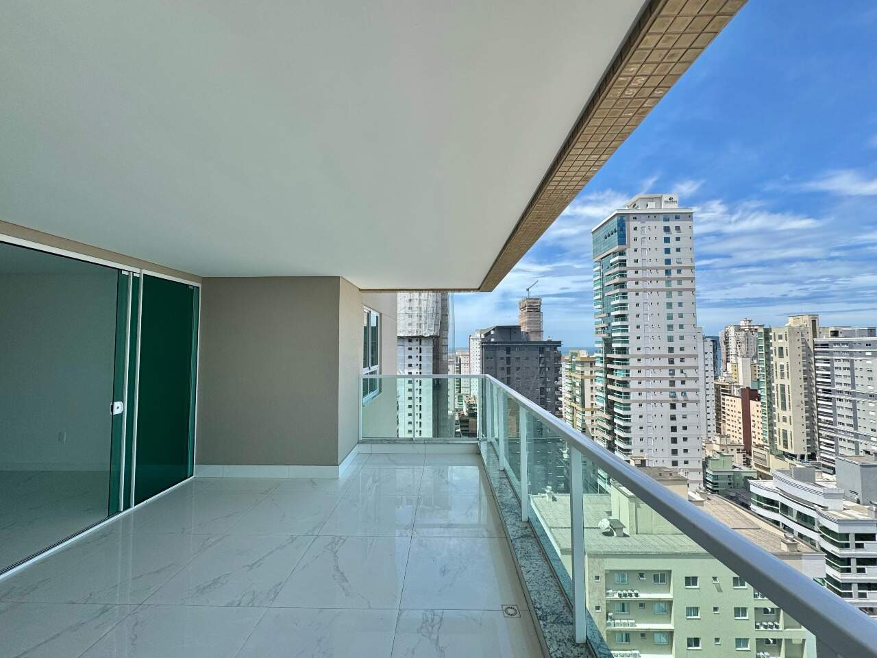 Apartamento à venda no Meia Praia: 