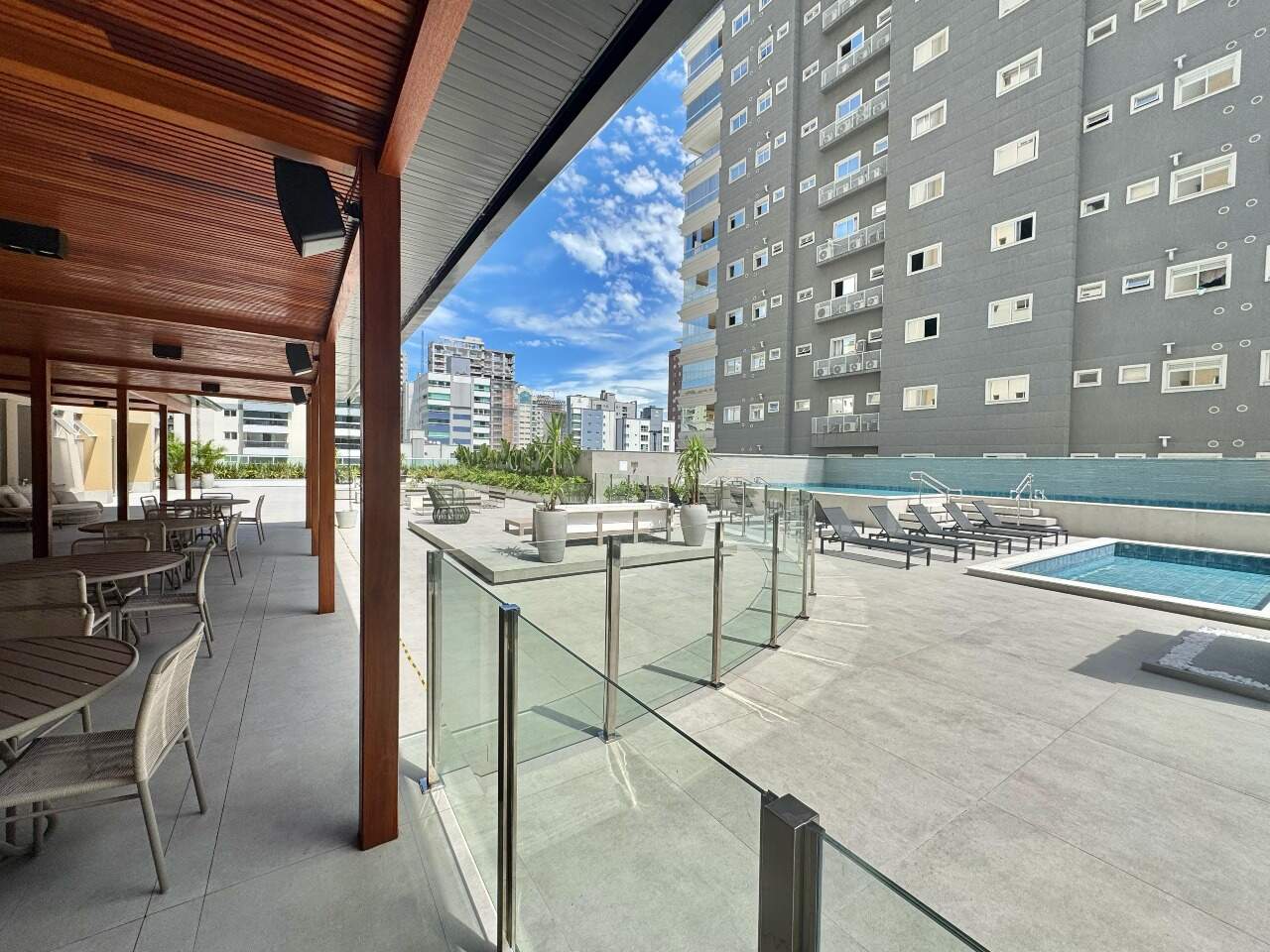 Apartamento à venda no Meia Praia: 