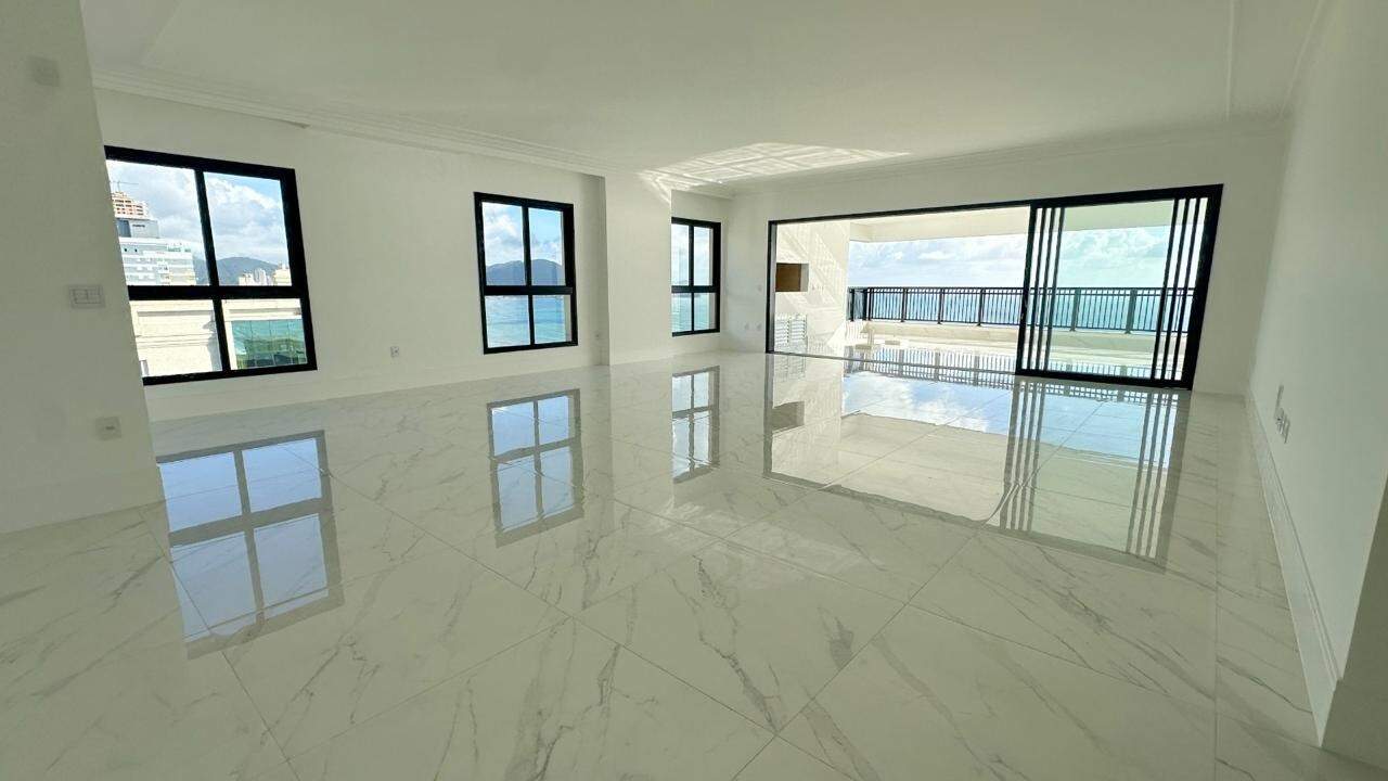 Apartamento à venda no Meia Praia: 