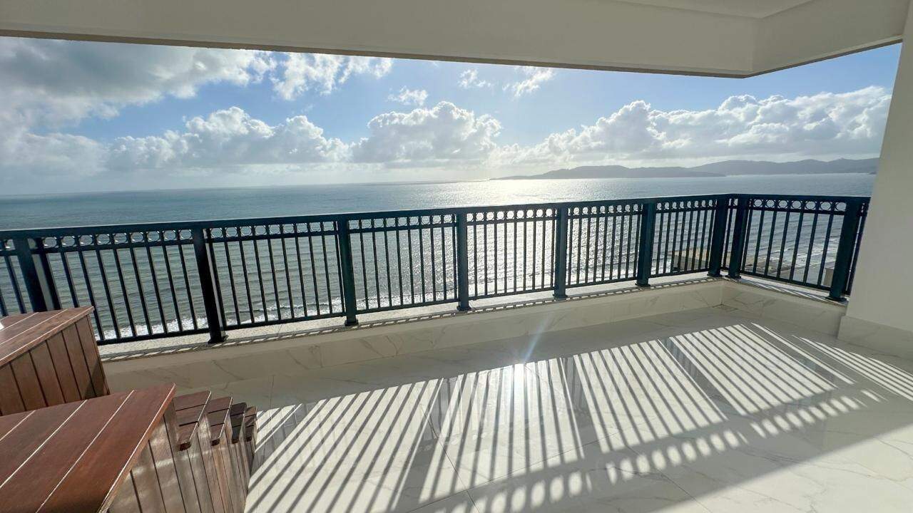 Apartamento à venda no Meia Praia: 