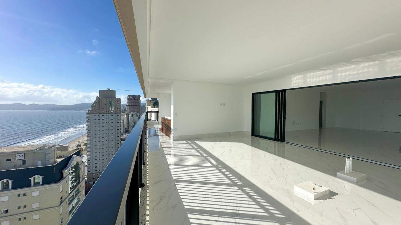 Apartamento à venda no Meia Praia: 