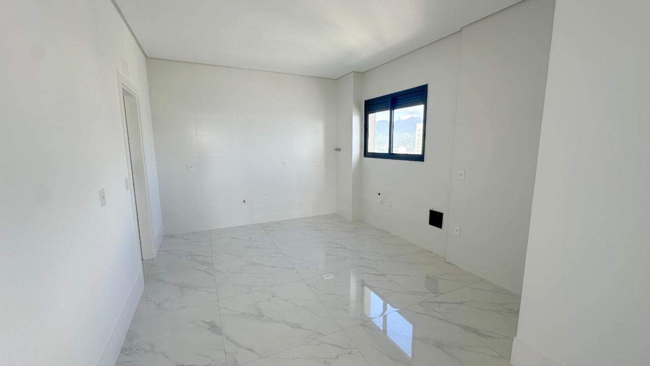 Apartamento à venda no Meia Praia: 