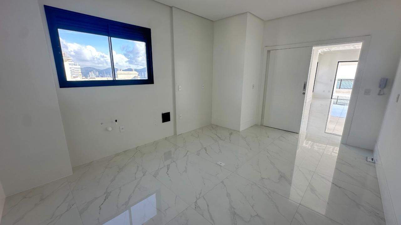 Apartamento à venda no Meia Praia: 