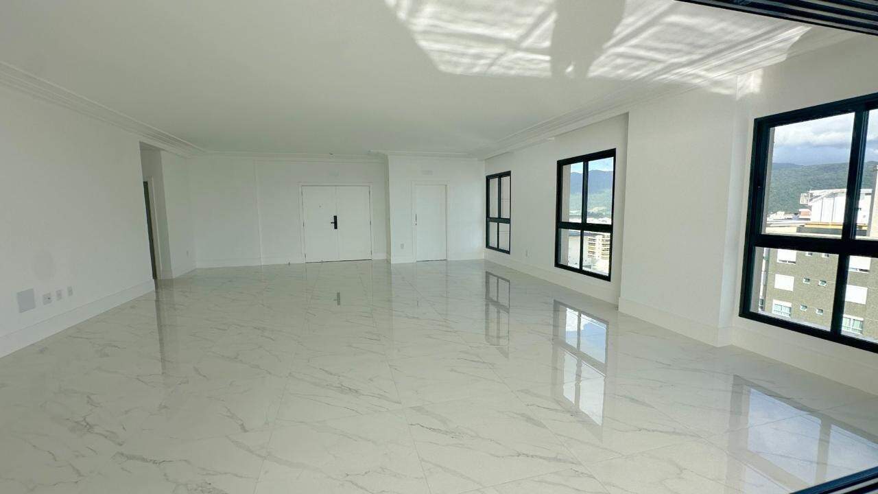 Apartamento à venda no Meia Praia: 