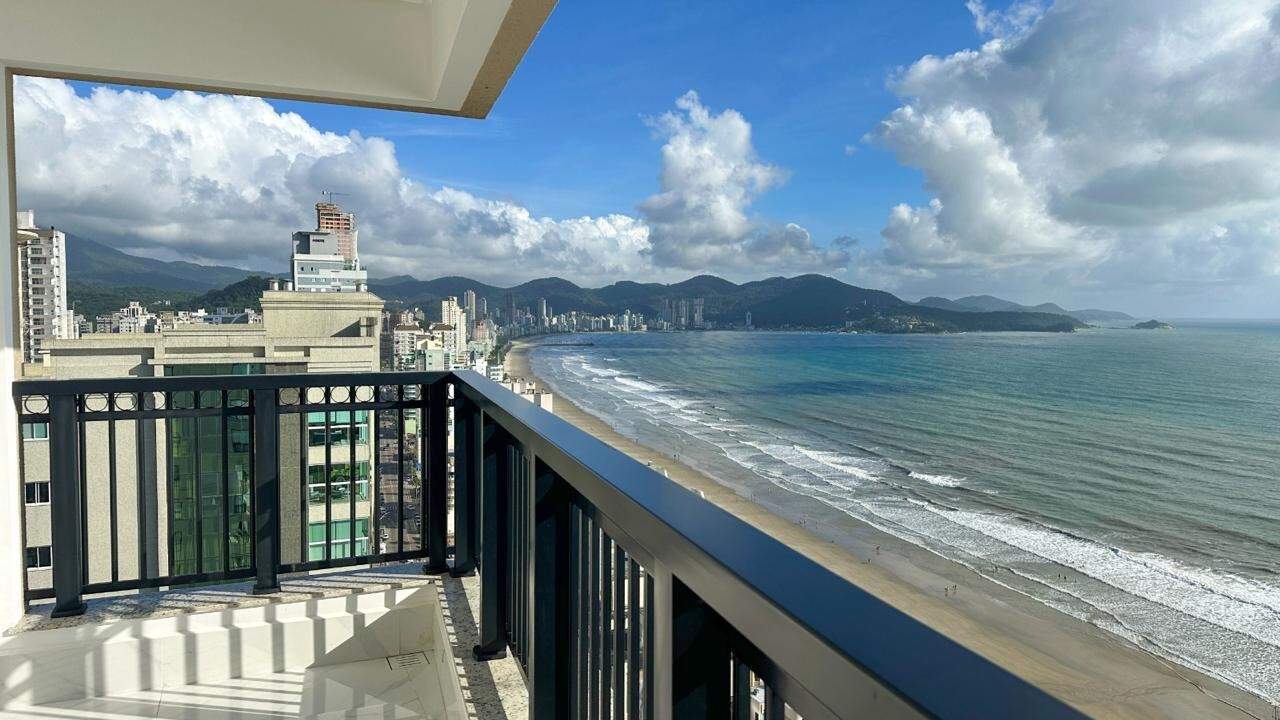 Apartamento à venda no Meia Praia: 