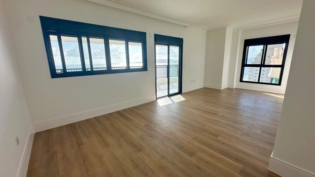 Apartamento à venda no Meia Praia: 