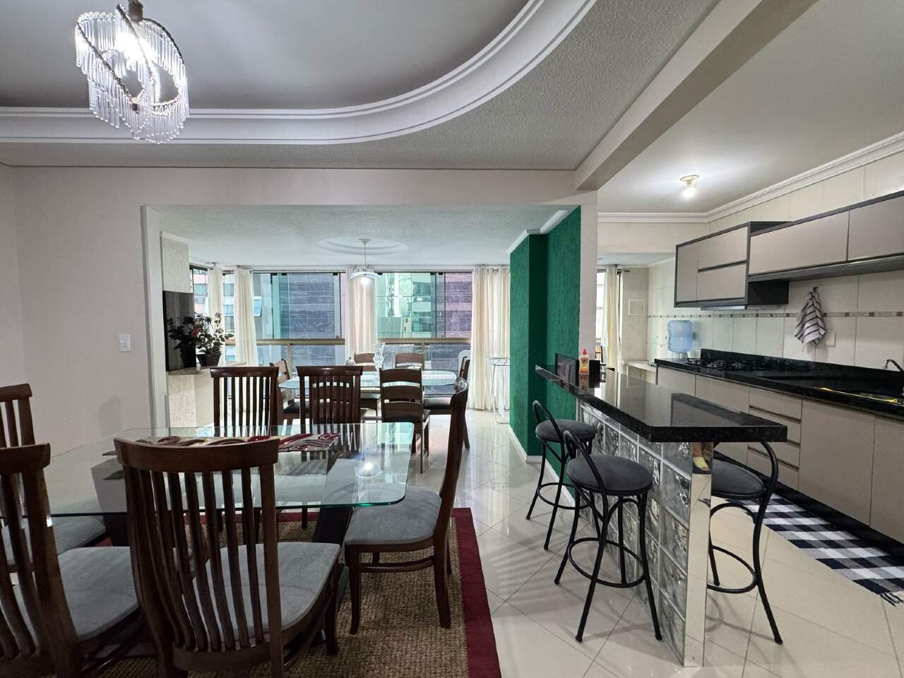 Apartamento à venda no Meia Praia: