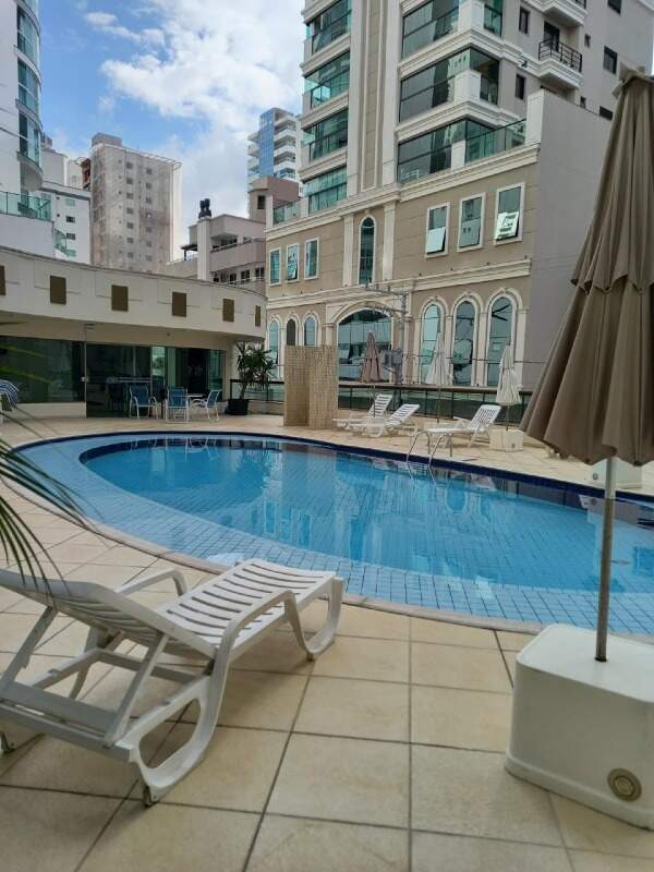 Apartamento à venda no Meia Praia: