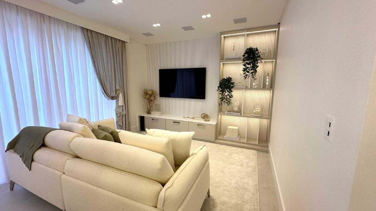 Apartamento à venda no Meia Praia: 