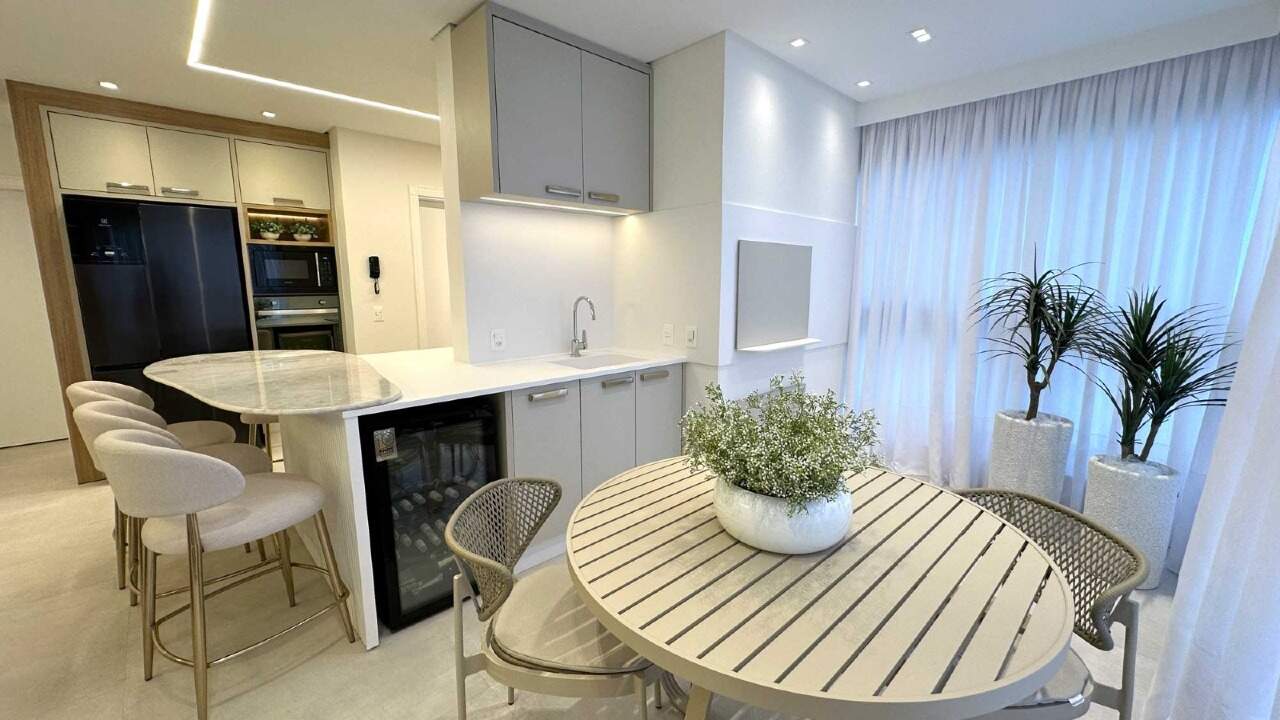 Apartamento à venda no Meia Praia: 