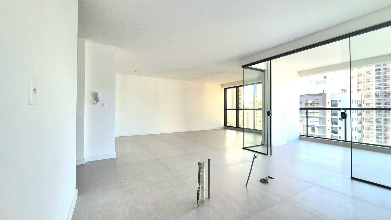 Apartamento à venda no Meia Praia: 