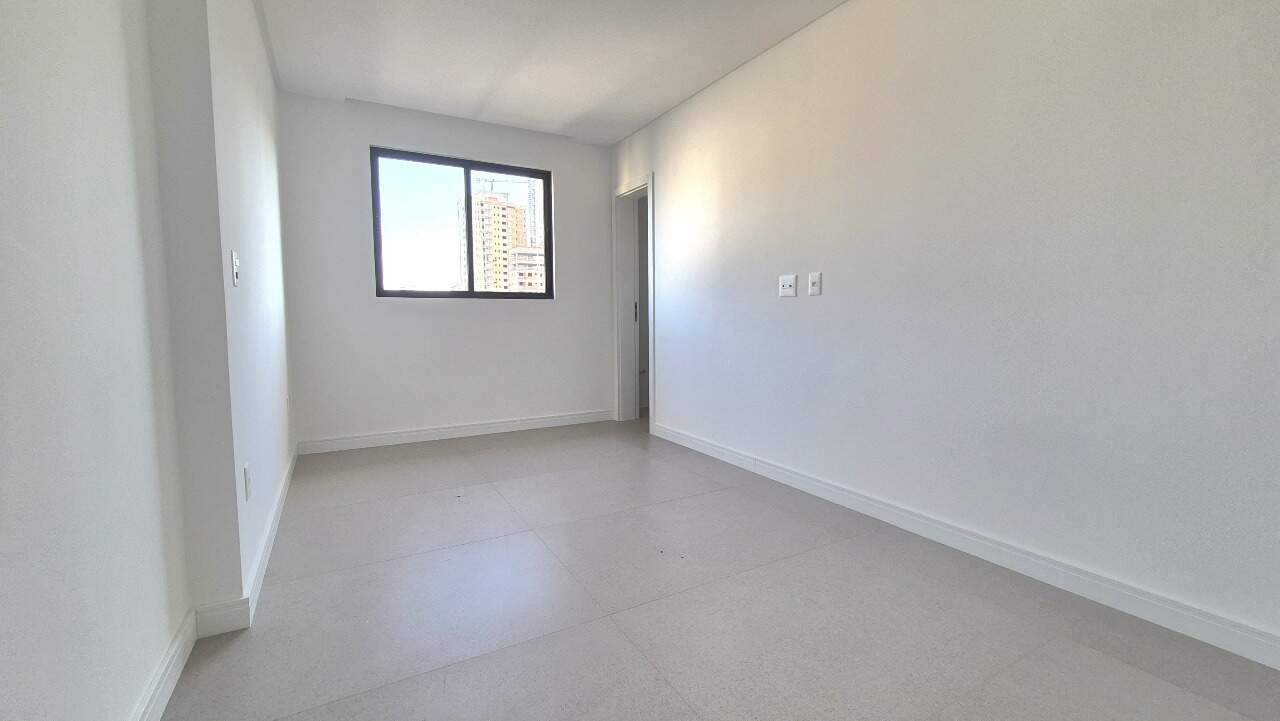 Apartamento à venda no Meia Praia: 