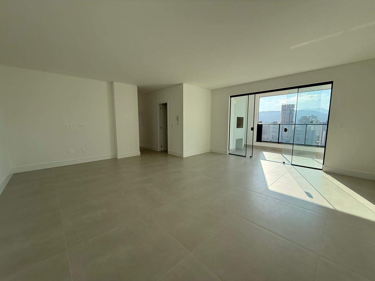 Apartamento à venda no Meia Praia: 