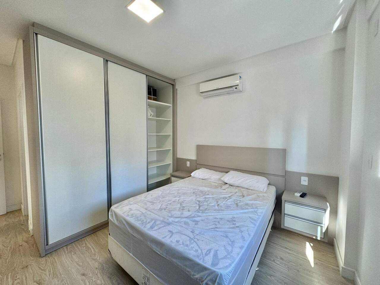Apartamento à venda no Meia Praia: