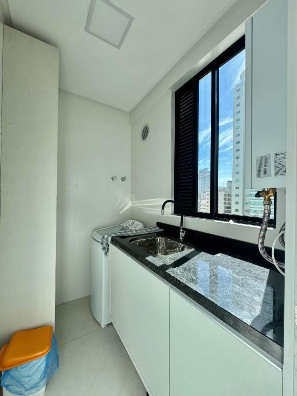 Apartamento à venda no Meia Praia: