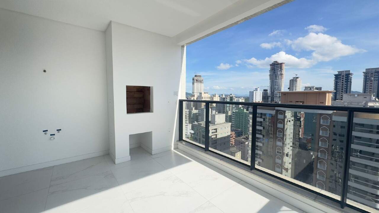 Apartamento à venda no Meia Praia: 
