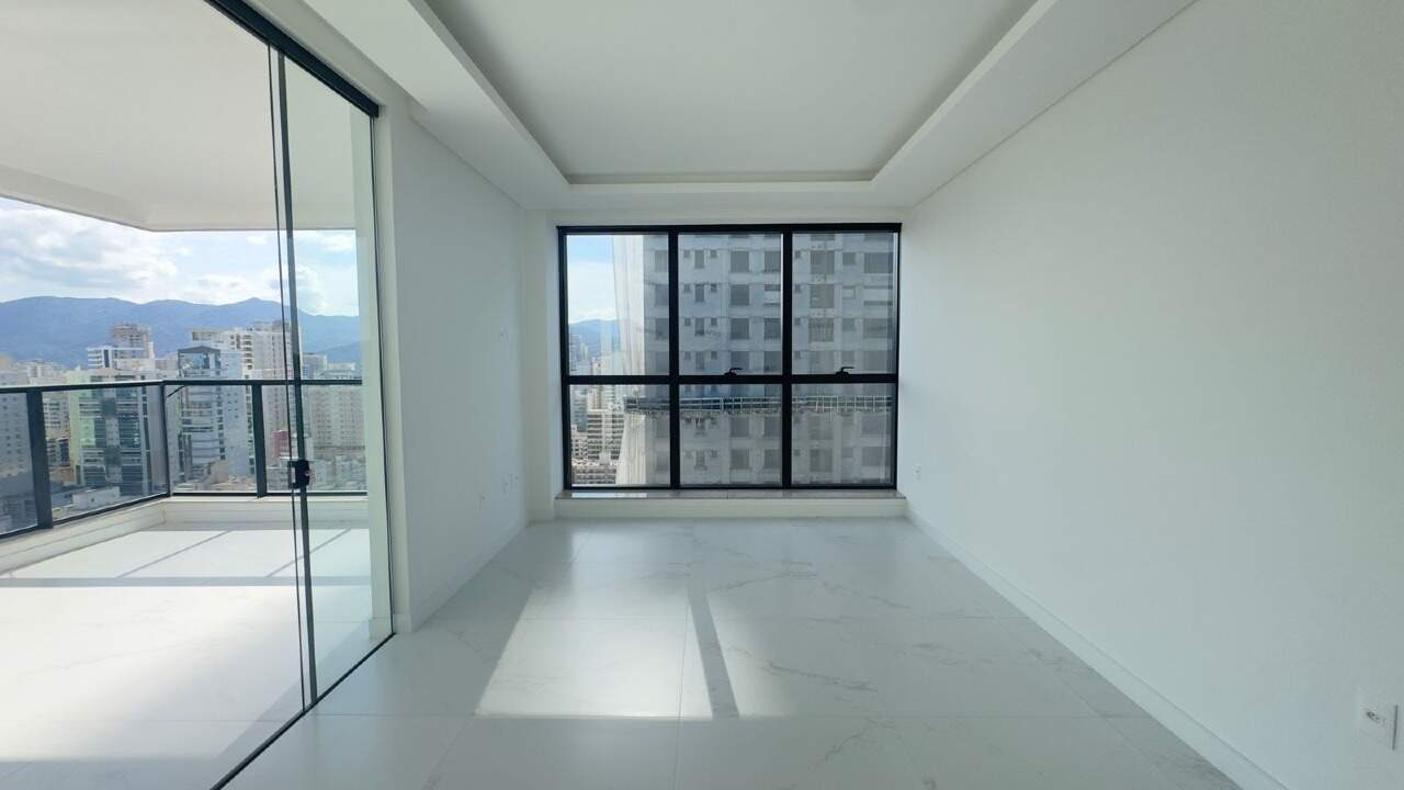 Apartamento à venda no Meia Praia: 