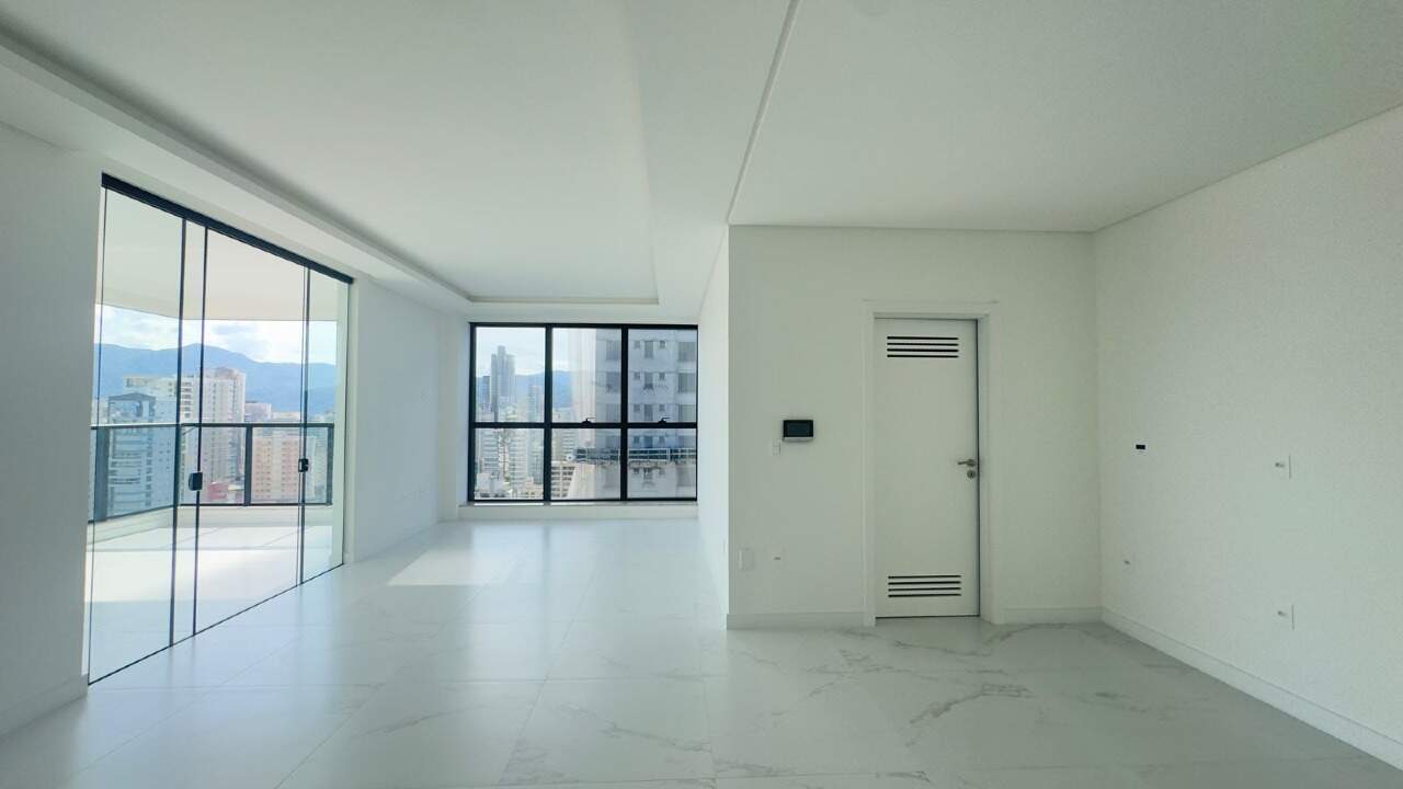Apartamento à venda no Meia Praia: 