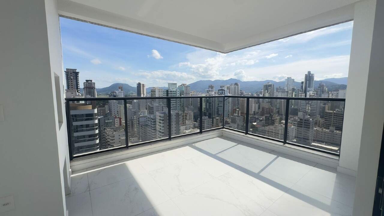 Apartamento à venda no Meia Praia: 