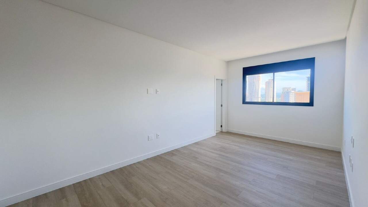 Apartamento à venda no Meia Praia: 