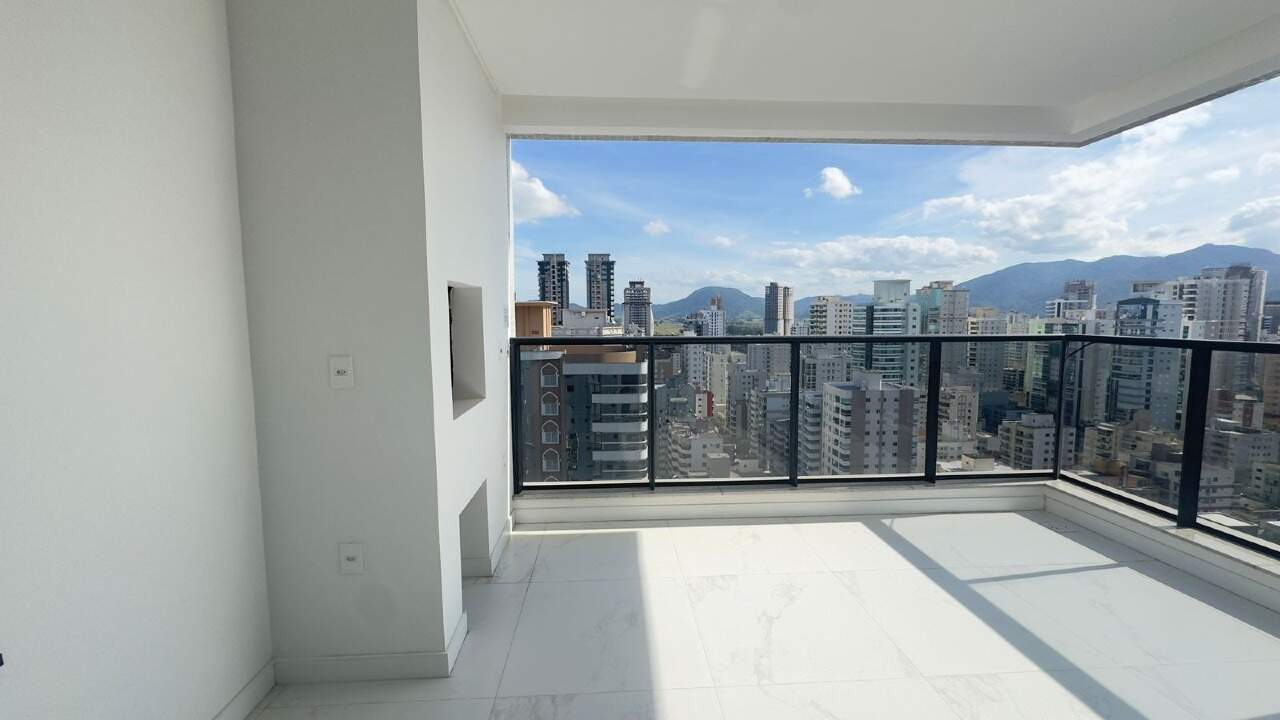 Apartamento à venda no Meia Praia: 