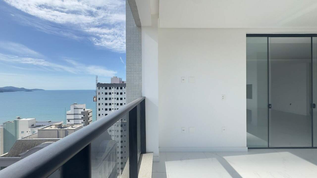 Apartamento à venda no Meia Praia: 
