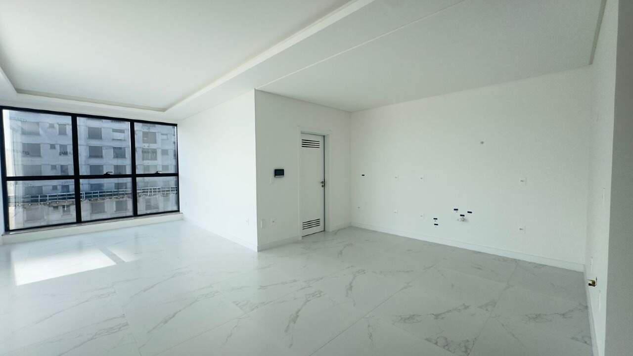 Apartamento à venda no Meia Praia: 