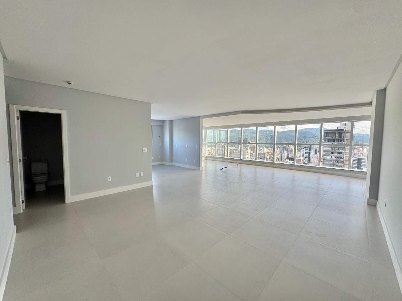 Apartamento à venda no Meia Praia: 
