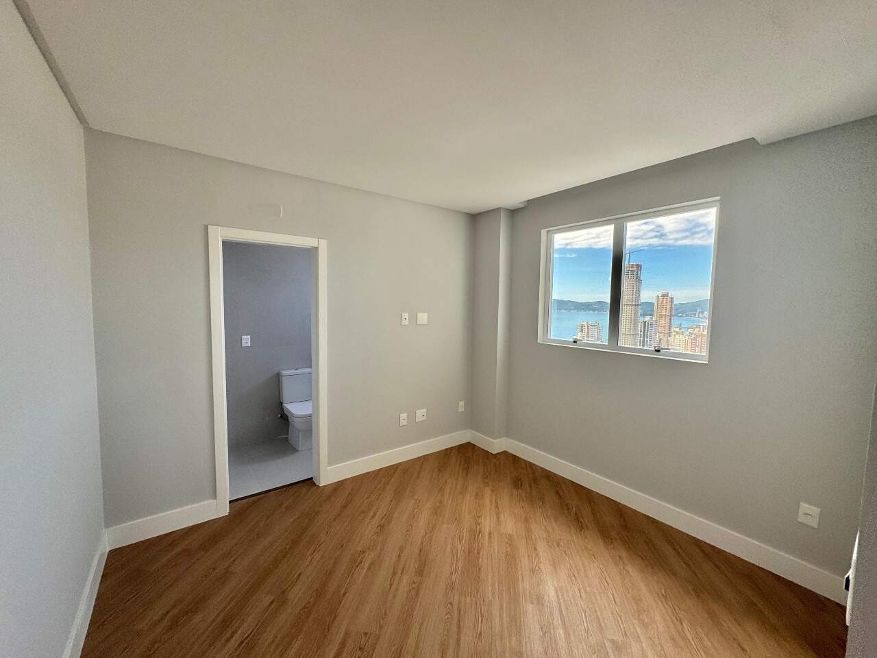 Apartamento à venda no Meia Praia: 