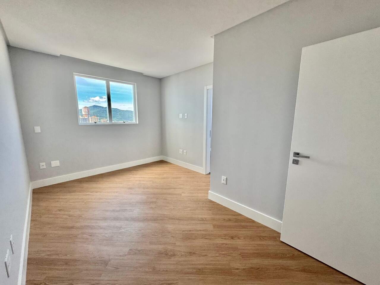 Apartamento à venda no Meia Praia: 