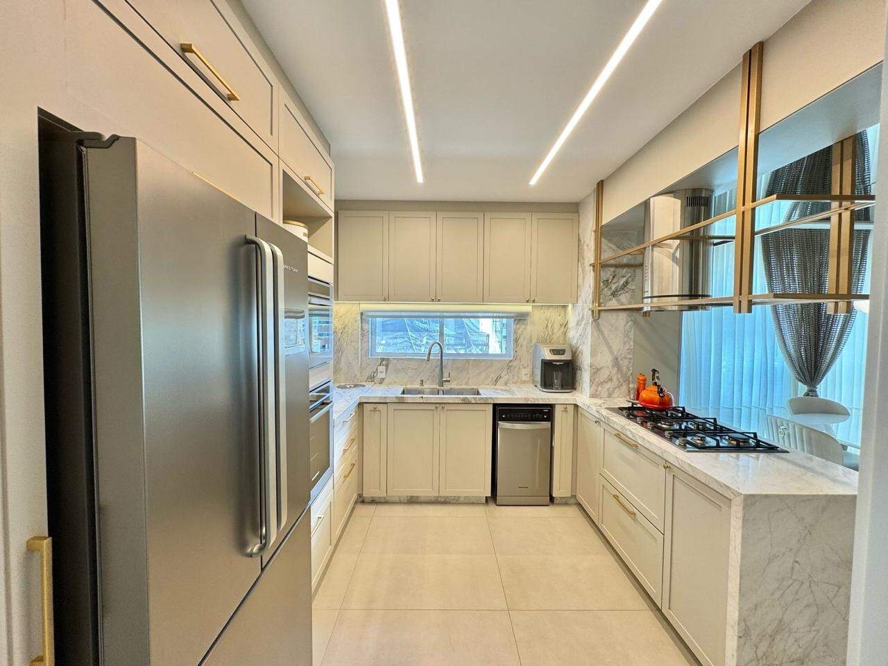 Apartamento à venda no Meia Praia: 