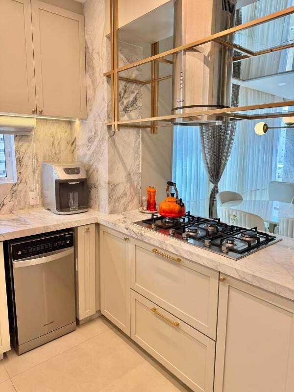 Apartamento à venda no Meia Praia: 